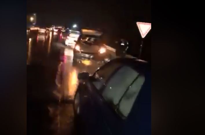 Video/ Çfarë po ndodh në autostradën Tiranë-Durrës? Mbi 10 makina me goma të çara