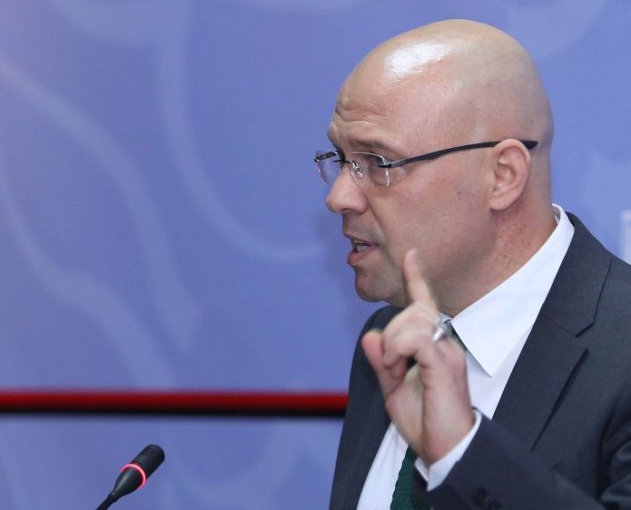 Meta i bindur se ka konspiracion ndërkombëtar të drejtuar nga SHBA për ta futur në burg. Nxjerr “zarin” Manjani për t’i kërkuar llogari Uashingtonit Meta i bindur se ka konspiracion ndërkombëtar të drejtuar nga SHBA për ta futur në burg. Nxjerr “zarin” Manjani për t’i kërkuar llogari Uashingtonit