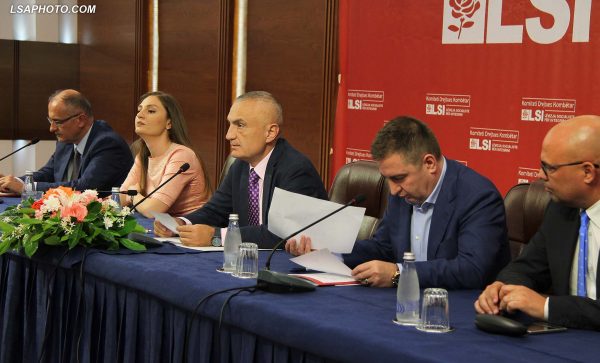 Ylli Manjani dhe Petrit Vasili vodhën 2 milionë eurot e “byzylykëve”. Cikël i mbyllur me Ermal Beqirin që shpëtoi Ilir Metën nga burgu Ylli Manjani dhe Petrit Vasili vodhën 2 milionë eurot e “byzylykëve”. Cikël i mbyllur me Ermal Beqirin që shpëtoi Ilir Metën nga burgu