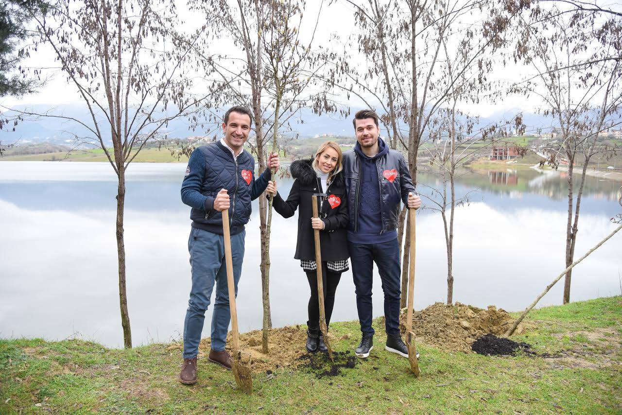 Alban Skënderaj, Miriam Cani dhe shumë çifte të tjera të njohur mbollën pemën e tyre të dashurisë në Tiranë