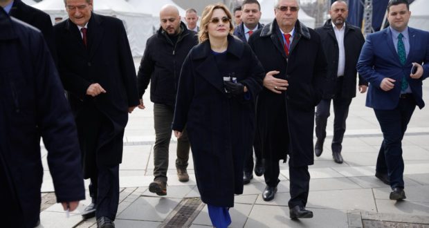 Berisha entuziast për pritjen në Kosovë, qytetarët i kujtojnë të shkuarën: Furnizove me naftë Millosheviçin, të vret natën dhe të qan ditën Berisha entuziast për pritjen në Kosovë, qytetarët i kujtojnë të shkuarën: Furnizove me naftë Millosheviçin, të vret natën dhe të qan ditën