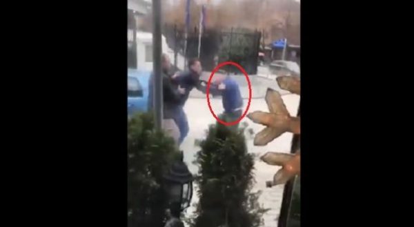 Video/ Sulmohet drejtori i Krimit Ekonomik Video/ Sulmohet drejtori i Krimit Ekonomik