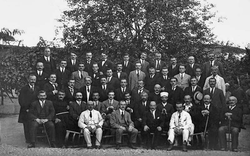 Fotografia që sot na turpëron kundrejt të parëve tanë! 1921…Parlamenti i parë i burrave të këtij vendi!