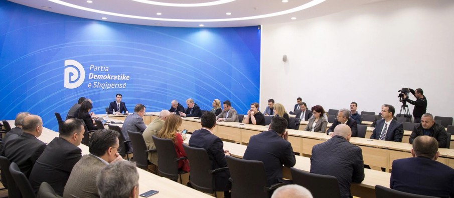 Faktet/ Si po përdor PD-ja skemën ‘përça dhe sundo’ kundër ekipit negociator me Greqinë, duke sulmuar Meçollarin Faktet/ Si po përdor PD-ja skemën ‘përça dhe sundo’ kundër ekipit negociator me Greqinë, duke sulmuar Meçollarin