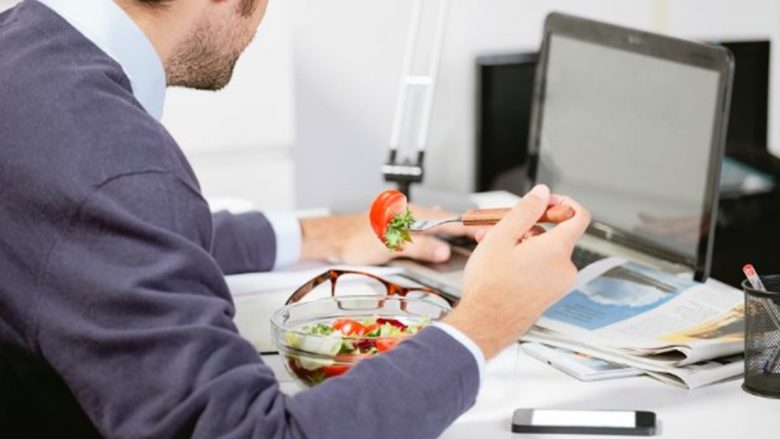 Punëdhënësi nuk ju siguron kushtet për të ngrënë? Mund të merrni deri në 600 euro më shumë në vit