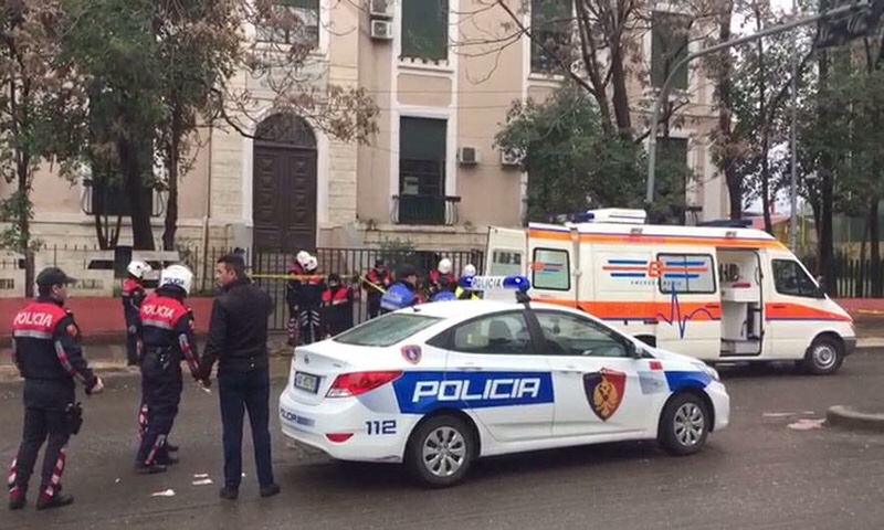 Armë në kokë biznesmenit, i marrin 4 milionë lekë. Dëshmia në Polici: Katër persona…