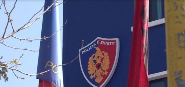 Kilometrazhi i 28-vjeçarit ”i heq trurin” policit në mesnatë (Video) Kilometrazhi i 28-vjeçarit ”i heq trurin” policit në mesnatë (Video)