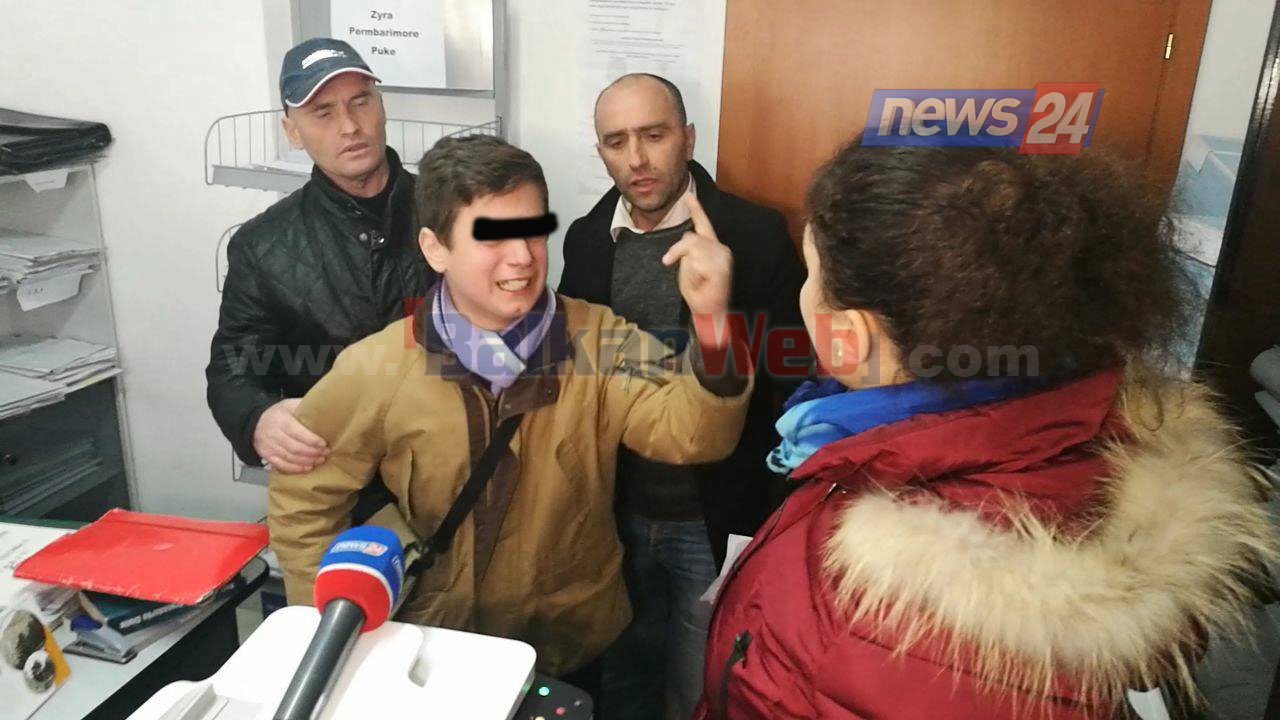 Britma dhe lot në zyrën e Përmbarimit në Pukë, dy vëllezërit e mitur ndahen pas divorcit të prindërve (Foto) Britma dhe lot në zyrën e Përmbarimit në Pukë, dy vëllezërit e mitur ndahen pas divorcit të prindërve (Foto)