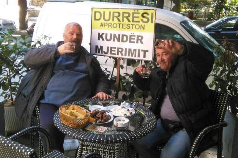 Me qofte dhe raki: PD proteston kundër varfërisë…! Me qofte dhe raki: PD proteston kundër varfërisë…!