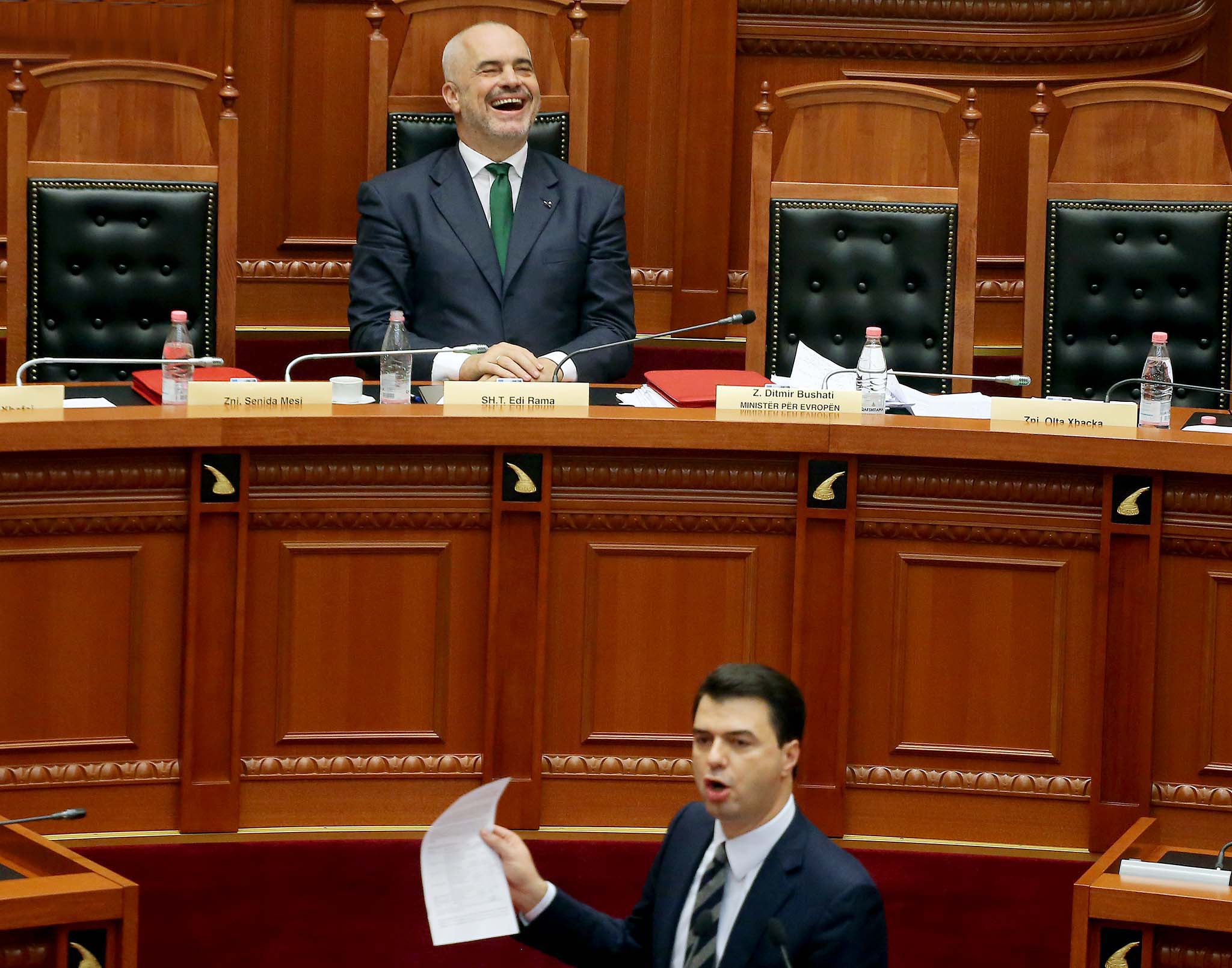 Basha shkrinë së qeshuri Ramën pas talljes që i bëri për negociatat (Foto) Basha shkrinë së qeshuri Ramën pas talljes që i bëri për negociatat (Foto)