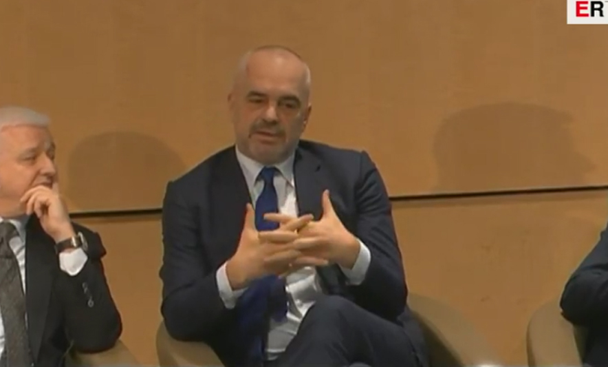 Rama “thumbon” në selinë e BERZH-it/ Moderatori: “Më pelqeni zoti Rama, se jeni gjithmonë provokator” Rama “thumbon” në selinë e BERZH-it/ Moderatori: “Më pelqeni zoti Rama, se jeni gjithmonë provokator”