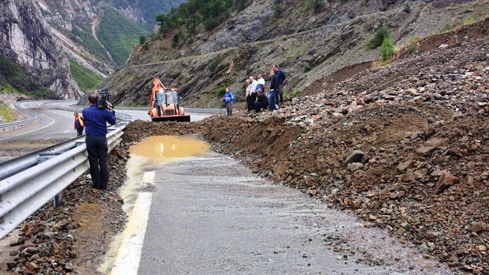 Fund epokës së “raportit mjekësor”! Arrestimi i Andi Tomës rihap dosjen e Durrës-Kukës edhe Basha nën hetim Fund epokës së “raportit mjekësor”! Arrestimi i Andi Tomës rihap dosjen e Durrës-Kukës edhe Basha nën hetim