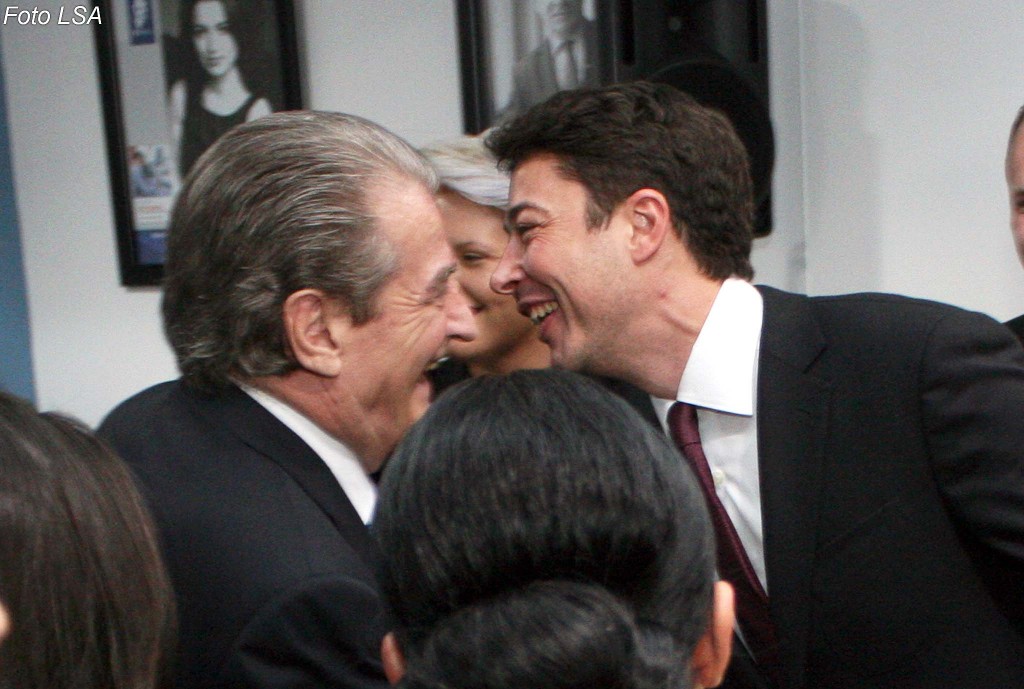 “Deri më dje e konsideronte budalla, sot Saliu ra në derexhenë t’i dalë për zot Zeni” “Deri më dje e konsideronte budalla, sot Saliu ra në derexhenë t’i dalë për zot Zeni”