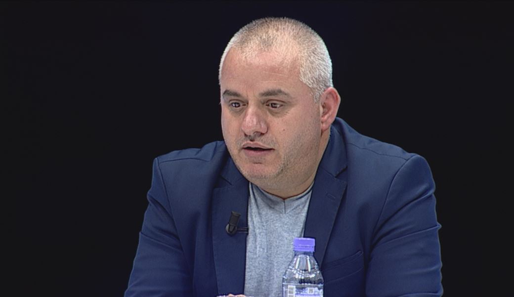 Artan Hoxha bën deklaratën e fortë: Prisni thirrjen e ish ministrave të LSI në prokurori, ja pse u vonua kalimi i reformës Artan Hoxha bën deklaratën e fortë: Prisni thirrjen e ish ministrave të LSI në prokurori, ja pse u vonua kalimi i reformës