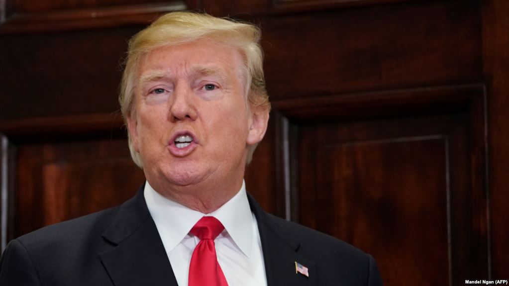 Trump denoncon gazetaren e “Washington Post” për një artikull që lidhet me akuza seksuale ndaj tij Trump denoncon gazetaren e “Washington Post” për një artikull që lidhet me akuza seksuale ndaj tij