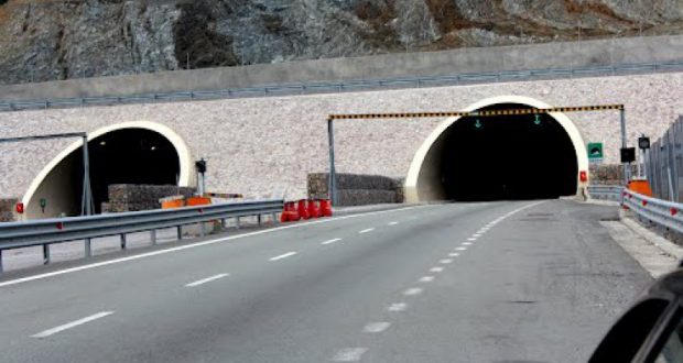 Arrestime VIP/ I vodhën mbi 5 miliard lekë shqiptarëve, ish-drejtori i LSI ndalohet në banesë. Mes 11 të arrestuarve edhe Andi Toma i PD së Arrestime VIP/ I vodhën mbi 5 miliard lekë shqiptarëve, ish-drejtori i LSI ndalohet në banesë. Mes 11 të arrestuarve edhe Andi Toma i PD së