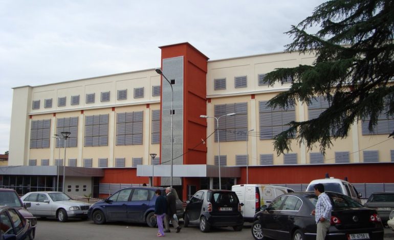 Vdesin në spital dy persona, u vetëhelmuan me fotoksinë Vdesin në spital dy persona, u vetëhelmuan me fotoksinë