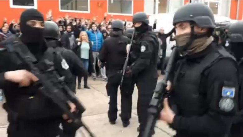 Pamje nga aksioni i policisë së Kosovës gjatë arrestimit të Gjuriqit (Video) Pamje nga aksioni i policisë së Kosovës gjatë arrestimit të Gjuriqit (Video)