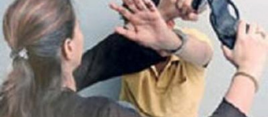 VIDEO/ Gruaja në Tiranë rreh burrin me çadër në mes të rrugës: Ik në shtëpi, qen! VIDEO/ Gruaja në Tiranë rreh burrin me çadër në mes të rrugës: Ik në shtëpi, qen!