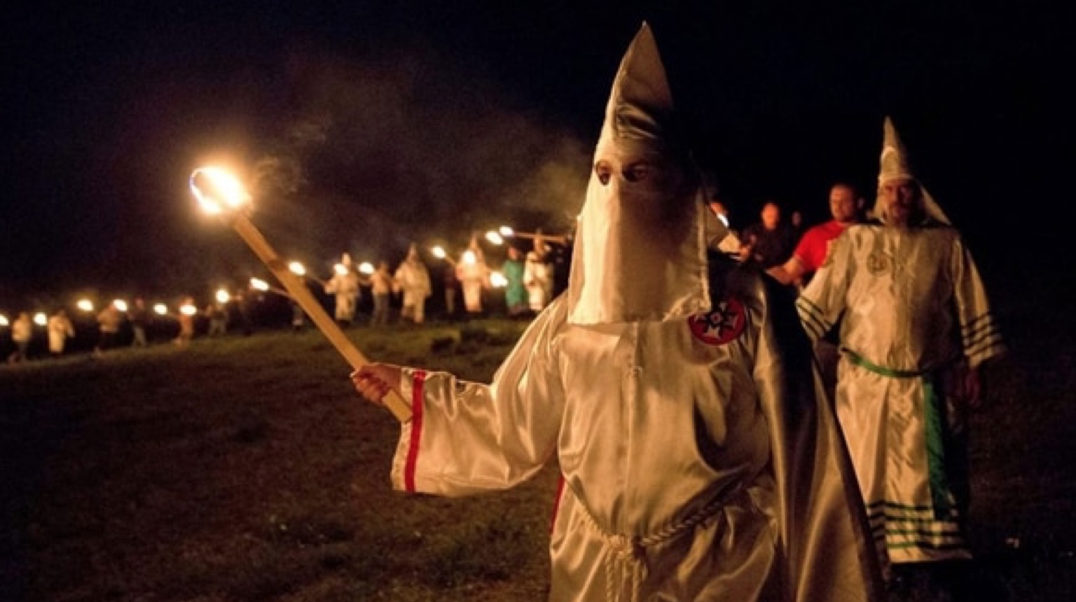 Sekreti i K K K -ve, historia e krimeve dhe tmerrit që përgjaku Amerikën Sekreti i K K K -ve, historia e krimeve dhe tmerrit që përgjaku Amerikën