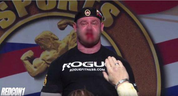 Ngriti 426 kg, shihni se çfarë i ndodh peshëngritësit! Pamjet e frikshme (Video)