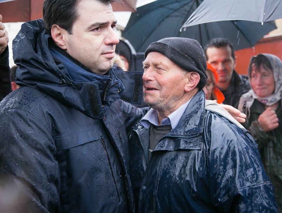 Basha shfaq aftësitë si regjisor dhe aktor: “Qan” e filmon banorët e përmbytur dhe …ikën (Video) Basha shfaq aftësitë si regjisor dhe aktor: “Qan” e filmon banorët e përmbytur dhe …ikën (Video)