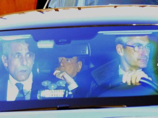 Berlusconi: Të përzëmë 5 Yjet, qeverisim me të majtën! Berlusconi: Të përzëmë 5 Yjet, qeverisim me të majtën!