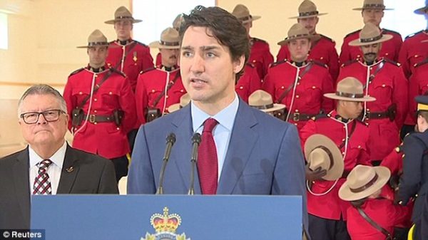 Kryeministrit Trudeau parada në Kanada: Oficerëve u bien të fikët gjatë fjalimit të tij! (Video) Kryeministrit Trudeau parada në Kanada: Oficerëve u bien të fikët gjatë fjalimit të tij! (Video)