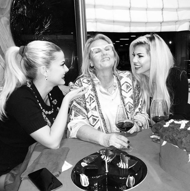 Çmenden motrat Vjollca: Ja si e festuan “8 Marsin”! (Foto+Video) Çmenden motrat Vjollca: Ja si e festuan “8 Marsin”! (Foto+Video)