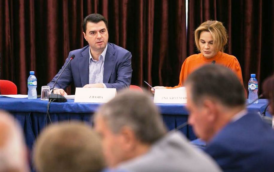 Mediat pranë LSI-së tallen me Bashën: Po fluturon me “presh në by..” Mediat pranë LSI-së tallen me Bashën: Po fluturon me “presh në by..”