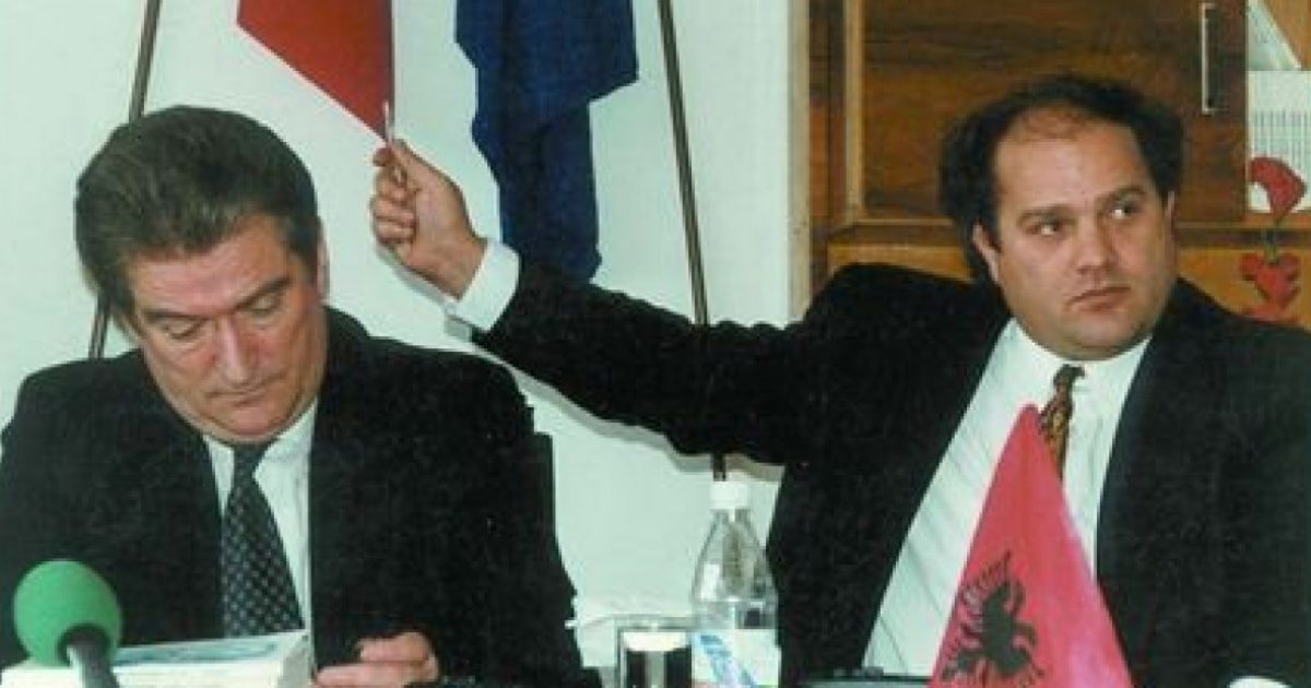 Kërcënimi i Azemit që Saliu s’ja fali: “Do i fus plumbin në gojë Berishës” Kërcënimi i Azemit që Saliu s’ja fali: “Do i fus plumbin në gojë Berishës”