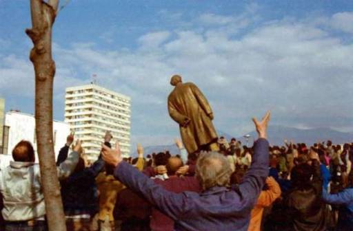 Nisma e Gridës dhe Salianjit, PD kundër përkujtimit të rrëzimit të statujës së Enverit: Të shfuqizohet ligji i Berishës Nisma e Gridës dhe Salianjit, PD kundër përkujtimit të rrëzimit të statujës së Enverit: Të shfuqizohet ligji i Berishës