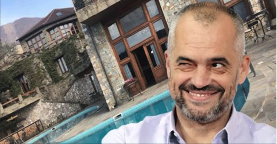 Surreli si Londra, pamje magjike nga fundjava e Ramës me Zahon (Foto) Surreli si Londra, pamje magjike nga fundjava e Ramës me Zahon (Foto)