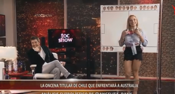 Gazetarja sportive gjatë emisionit zhvishet nudo,të ftuarit i vënë duart kokës nga format e saj (Video) Gazetarja sportive gjatë emisionit zhvishet nudo,të ftuarit i vënë duart kokës nga format e saj (Video)