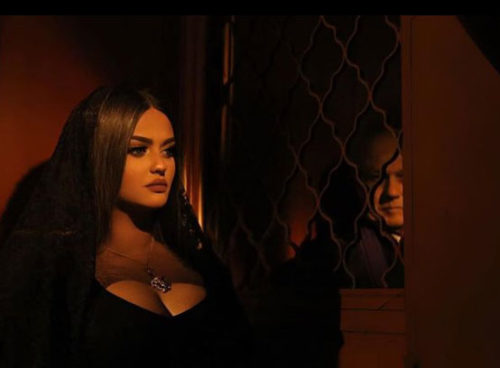 Enca shkon te prifti: At kam një rrëfim për të bërë (Video) Enca shkon te prifti: At kam një rrëfim për të bërë (Video)