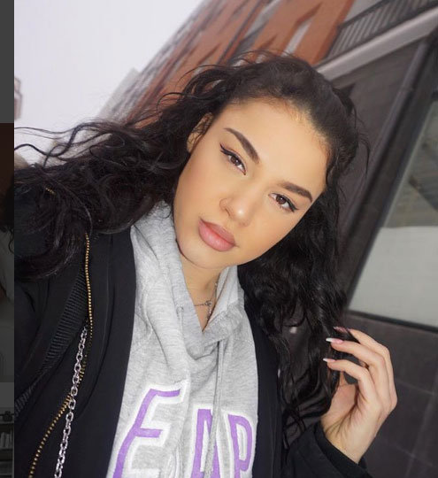 Më e mirë e ëma se e bija, mamaja e këngëtares çmend rrjetin (Foto) Më e mirë e ëma se e bija, mamaja e këngëtares çmend rrjetin (Foto)