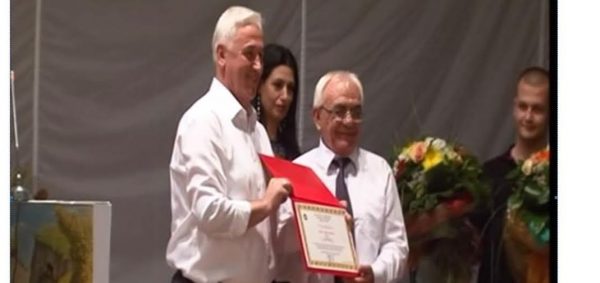 Meti i Kristalit shpëtoi Ilir Metën nga burgu dhe i bëri deputetët e LSI-së me diploma Meti i Kristalit shpëtoi Ilir Metën nga burgu dhe i bëri deputetët e LSI-së me diploma