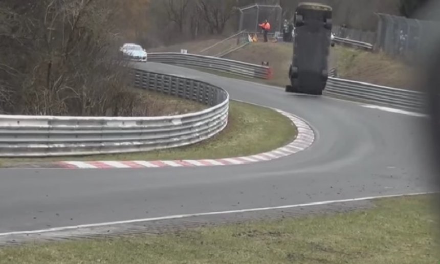 Momenti dramatik, makina shpërthen në flakë dhe përplaset me konkurrentin në garat e makinave (Video) Momenti dramatik, makina shpërthen në flakë dhe përplaset me konkurrentin në garat e makinave (Video)