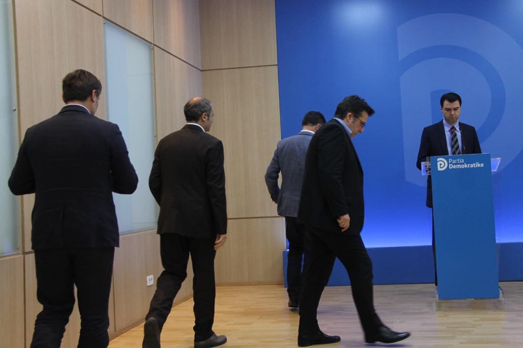 Lulzim Basha shfaqet si kryeprokuror, me 4 “muskutjerët” e tij… (Foto) Lulzim Basha shfaqet si kryeprokuror, me 4 “muskutjerët” e tij… (Foto)