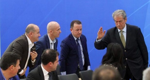 Nje parti qe mezi pret ndarjen Nje parti qe mezi pret ndarjen