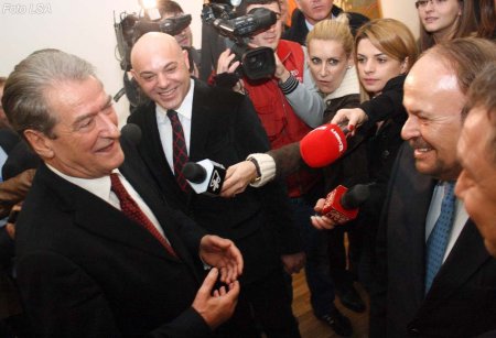 Deputeti demokrat: Fatos Nano u arrestua nga Berisha për show dhe për të trembur të tjerët, pastaj na e futi… Deputeti demokrat: Fatos Nano u arrestua nga Berisha për show dhe për të trembur të tjerët, pastaj na e futi…