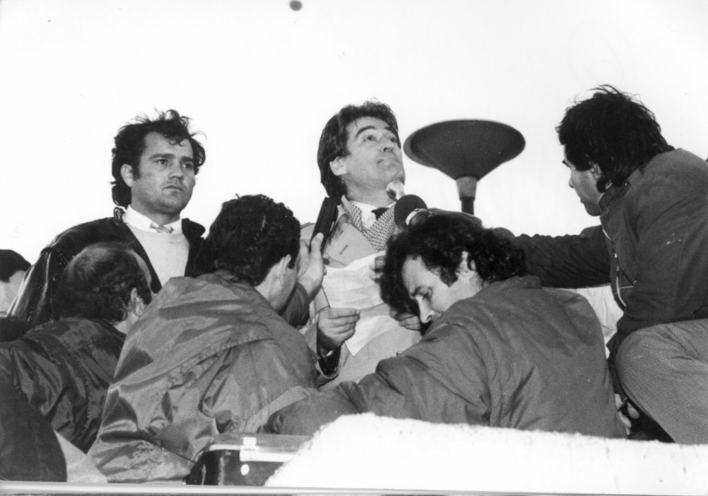 Vrasja e Azemit/ Izet Haxhia pyet Berishën: Ç’të tha mbesa në zyrë, pse heshti dëshmitarja që vdiq papritur… Vrasja e Azemit/ Izet Haxhia pyet Berishën: Ç’të tha mbesa në zyrë, pse heshti dëshmitarja që vdiq papritur…