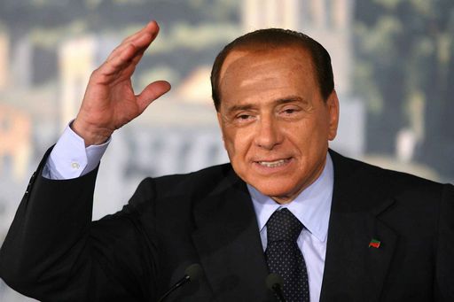 “Fytyrëgjarpër me buzëqeshje peshkaqeni”: Berlusconi, babai i të gjithë popullistëve, sërish luan rol në politikën italiane “Fytyrëgjarpër me buzëqeshje peshkaqeni”: Berlusconi, babai i të gjithë popullistëve, sërish luan rol në politikën italiane
