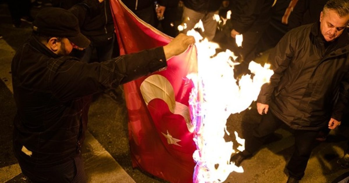 Dogjën flamurin turk në mes të Athinës, vjen “ultimatumi” i fundit nga Ankaraja Dogjën flamurin turk në mes të Athinës, vjen “ultimatumi” i fundit nga Ankaraja