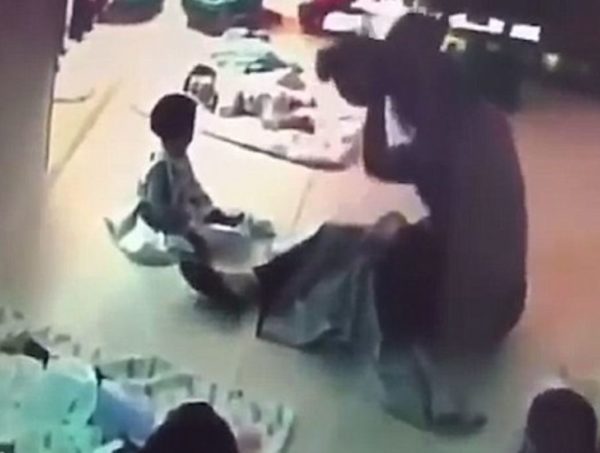 Tronditëse/ Edukatorja monstër përplas në dysheme foshnjën, publikohet video Tronditëse/ Edukatorja monstër përplas në dysheme foshnjën, publikohet video