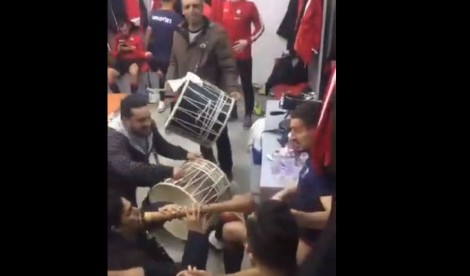 VIDEO/ Me pipza dhe dajre, festimi unik i Shkëndijës pasi ‘shpartalluan’ Vardarin VIDEO/ Me pipza dhe dajre, festimi unik i Shkëndijës pasi ‘shpartalluan’ Vardarin