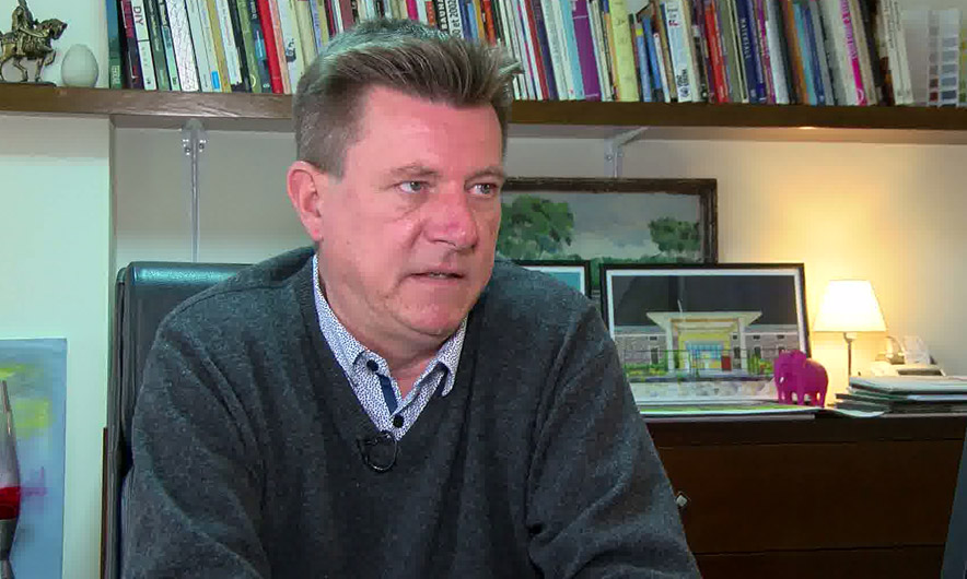 Një francez në Tiranë. Prej 15 vjetësh jeton në Shqipëri: Në Francë jam i huaj Një francez në Tiranë. Prej 15 vjetësh jeton në Shqipëri: Në Francë jam i huaj