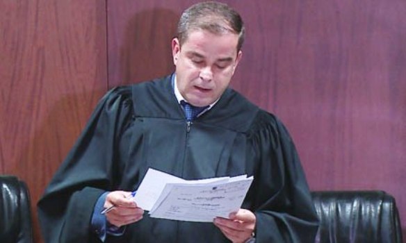 I ngulën thikën dhe i gjetën miliona në makinë, zbardhet pasuria e gjyqtarit Artan Gjermenit I ngulën thikën dhe i gjetën miliona në makinë, zbardhet pasuria e gjyqtarit Artan Gjermenit