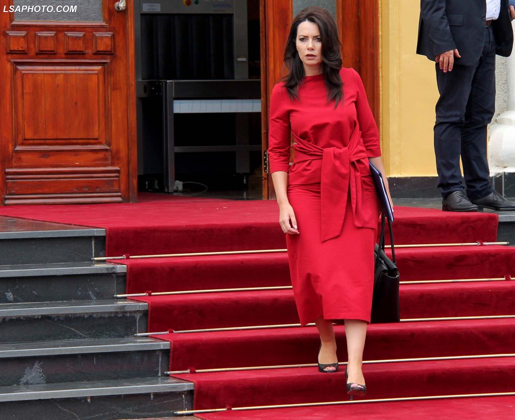 Grida e han turpin me bukë, pas skandalit erotik denoncon heqjen e pagave për mjekët Grida e han turpin me bukë, pas skandalit erotik denoncon heqjen e pagave për mjekët