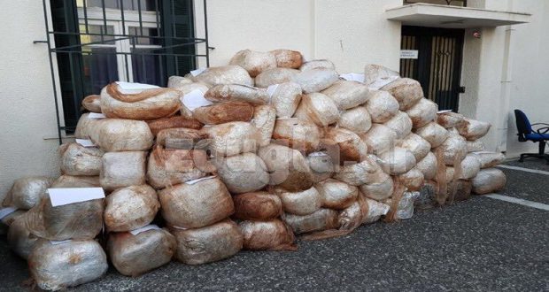 Kapen 5 ton hashash shqiptar, e magazinuar në vende të ndryshme në Itali, në pranga 3 “kokat” e trafikut Kapen 5 ton hashash shqiptar, e magazinuar në vende të ndryshme në Itali, në pranga 3 “kokat” e trafikut